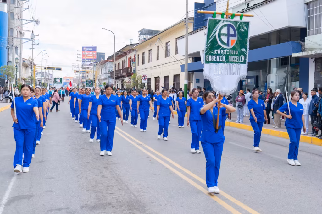 Más de 300 bachilleres técnicos titulados en ceremonia oficial